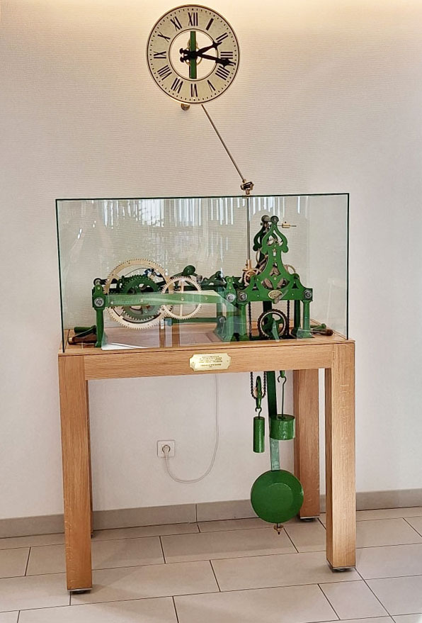 L'horloge Ungerer de Wiwersheim a été installée dans la salle du conseil municipal